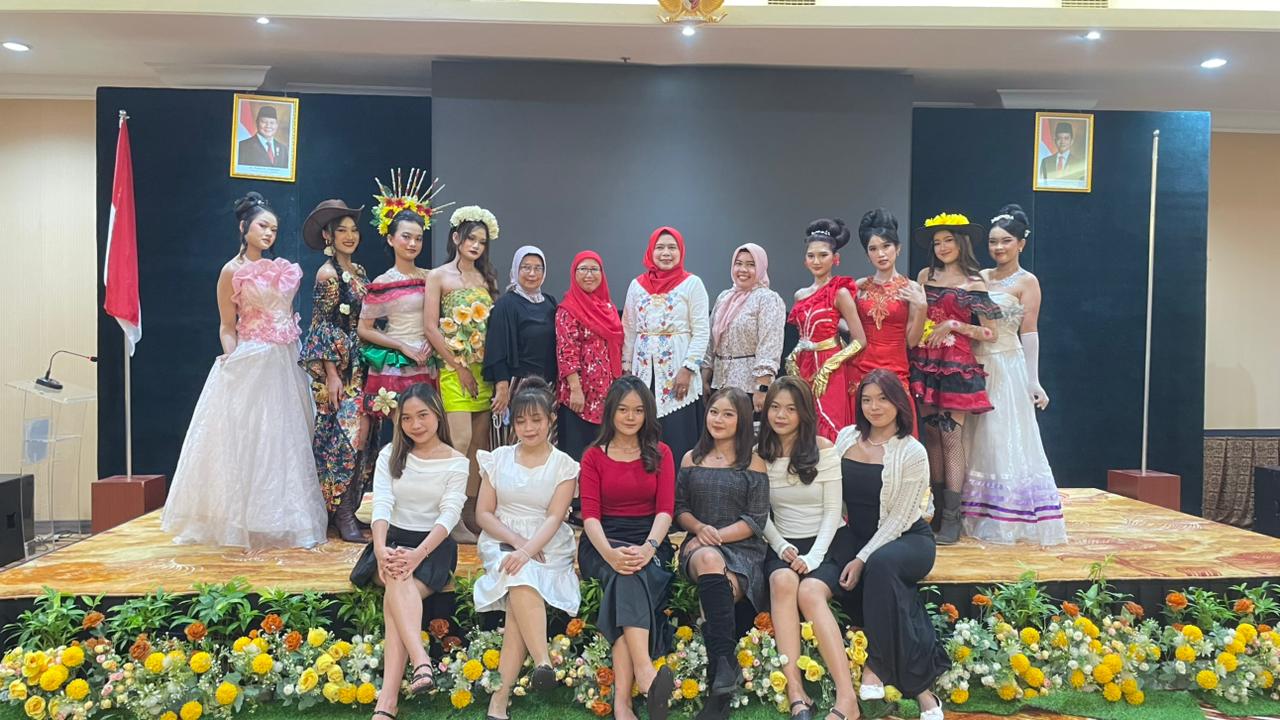 Siswa Jurusan Kecantikan Tampilkan Fashion Show Bertema Mexico Style di Hotel Grand Wahid