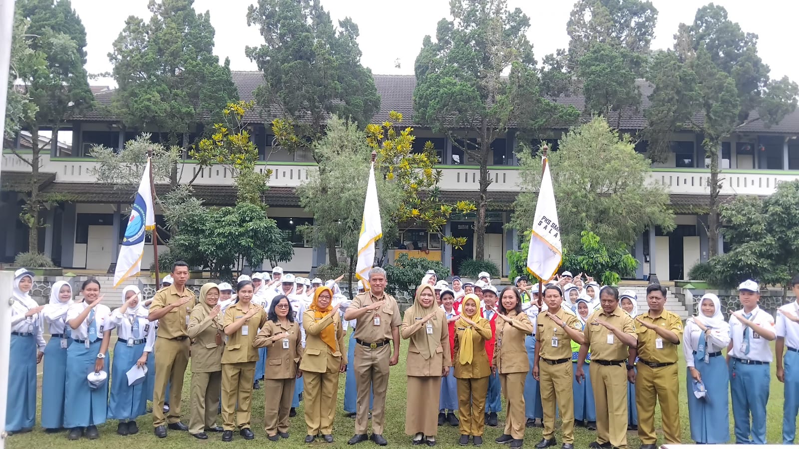 Pelantikan Pengurus Ekstrakurikuler Paskibra, PMR, dan PKS Periode 2025/2026 di SMK Negeri 1 Salatiga