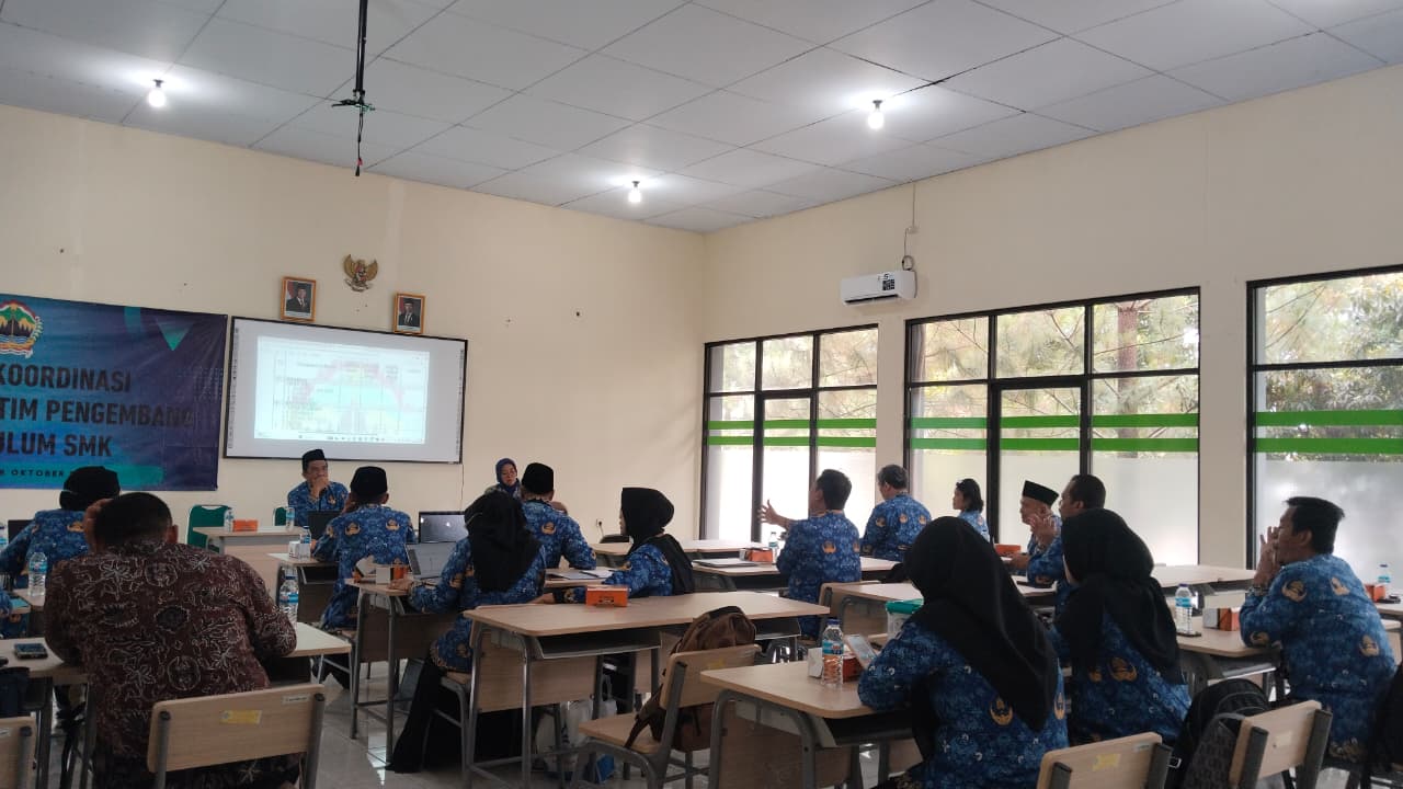 Rapat Koordinasi Tim Pengembang Kurikulum SMK di SMK Negeri 1 Salatiga