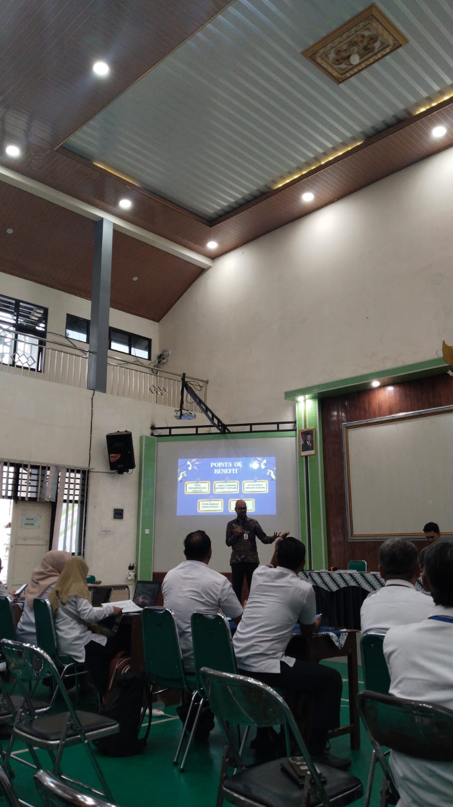 Sosialisasi dan Pelatihan Y-Book: Inovasi Media Pembelajaran Virtual untuk Guru SMK Negeri 1 Salatiga