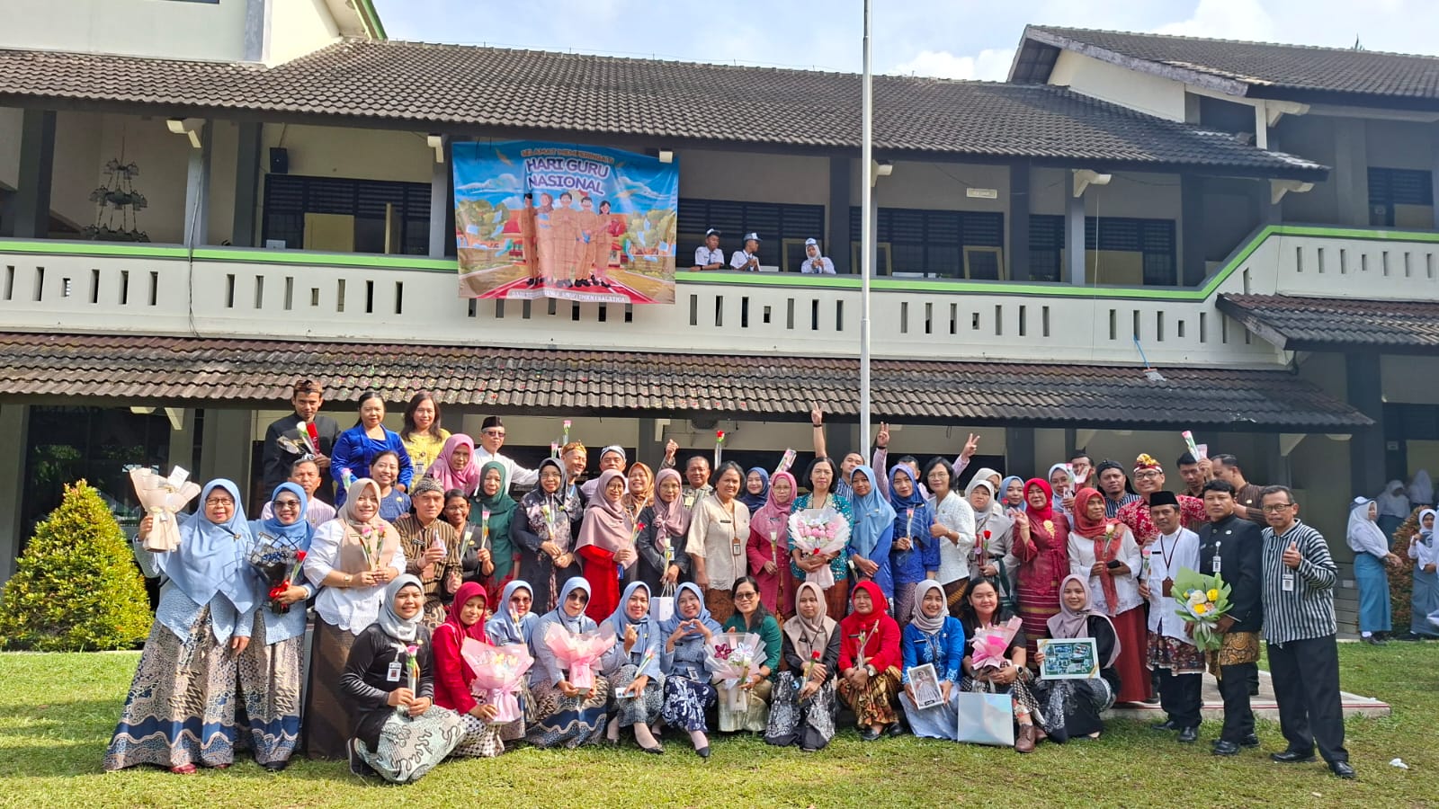 Peringatan Hari Guru Nasional 2025 di SMK Negeri 1 Salatiga Guru Mengabdi, Murid Mengapresiasi