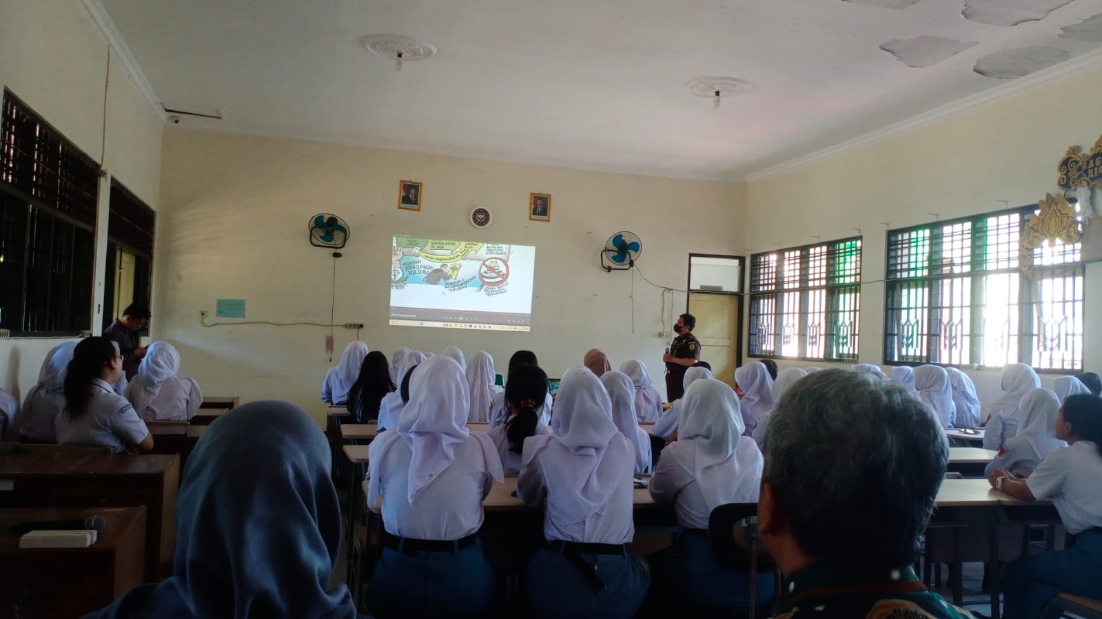 Kejaksaan Negeri Salatiga Berikan Penyuluhan Hukum Melalui Program Jaksa Masuk Sekolah di SMK Negeri 1 Salatiga